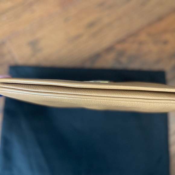 SOLD: Tory Burch Crossbody. EUC. No signs of exterior wear. mark inside. - Picture 4 of 6